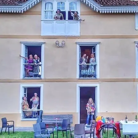 Villa La Cochera De Somao, Casona De Tipologia Indiana *