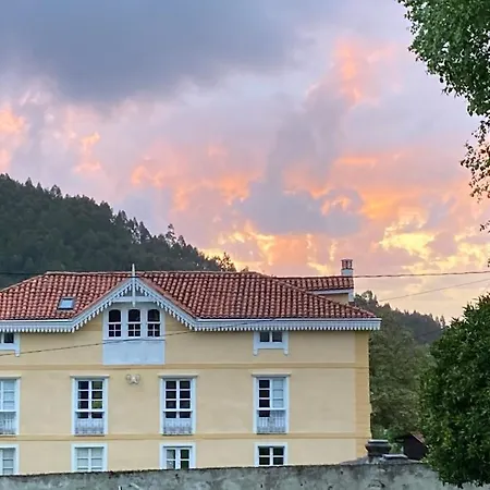 La Cochera De Somao, Casona De Tipologia Indiana Willa