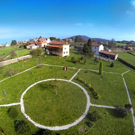 Willa La Cochera De Somao, Casona De Tipologia Indiana *