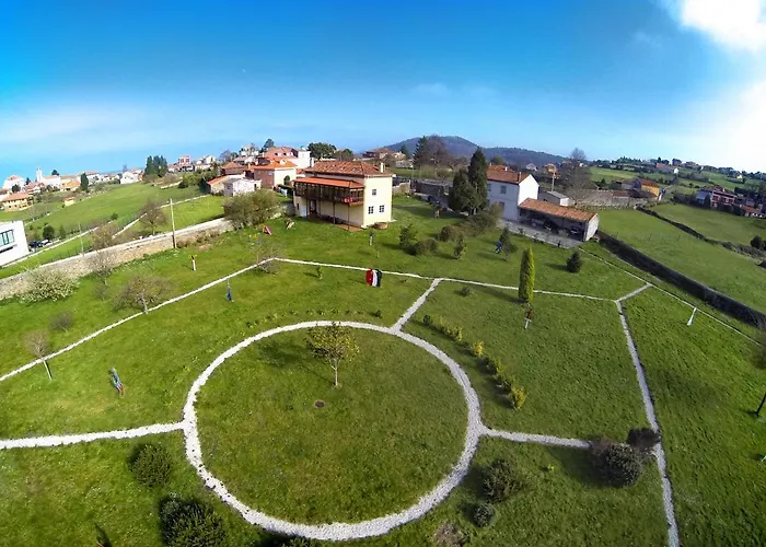 Villa La Cochera De Somao, Casona De Tipología Indiana *